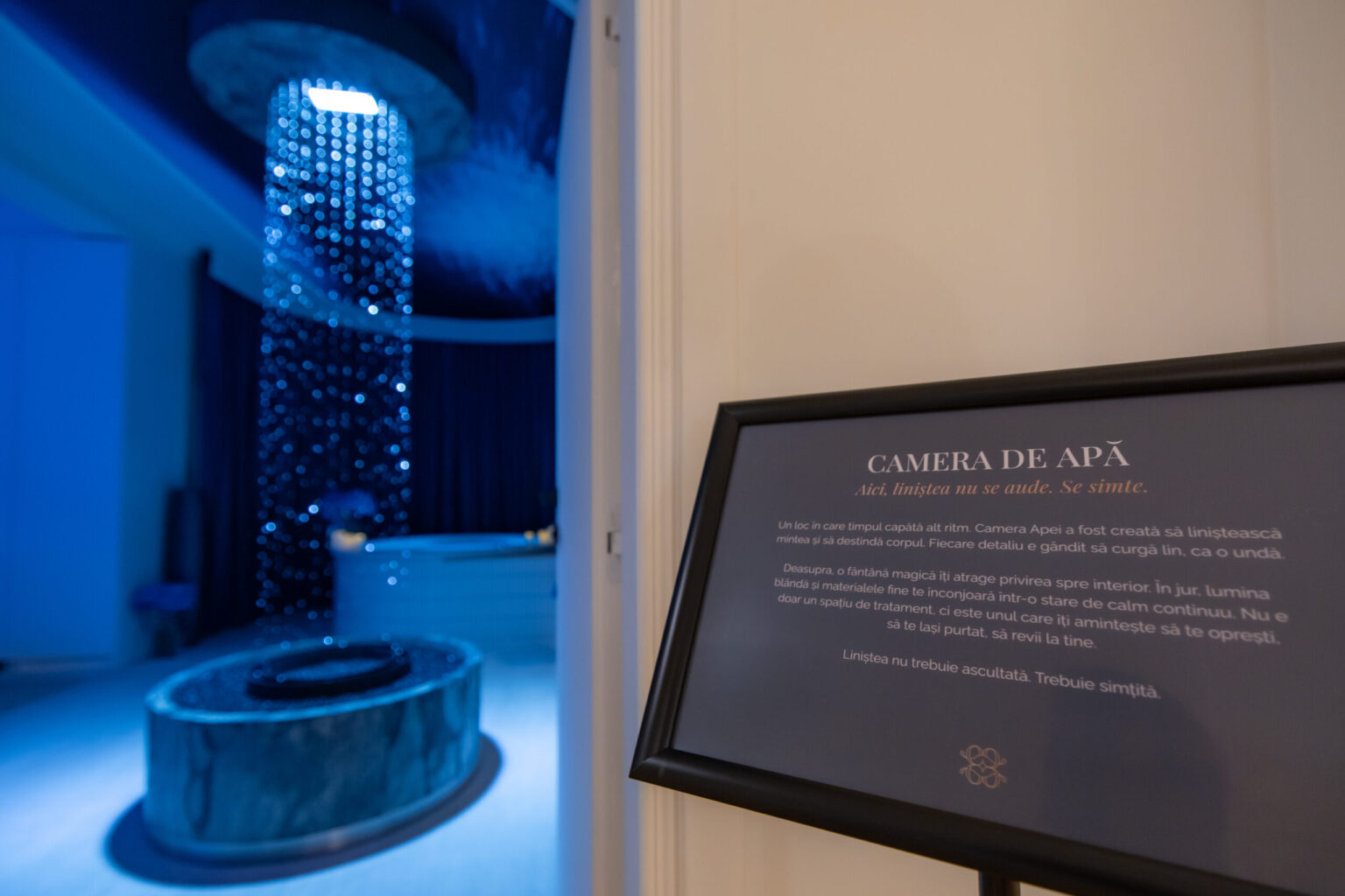 Camera de Apă la The Elements Luxury Boutique Spa: fântâna în care apa curge în sus și lumina albastră difuză
