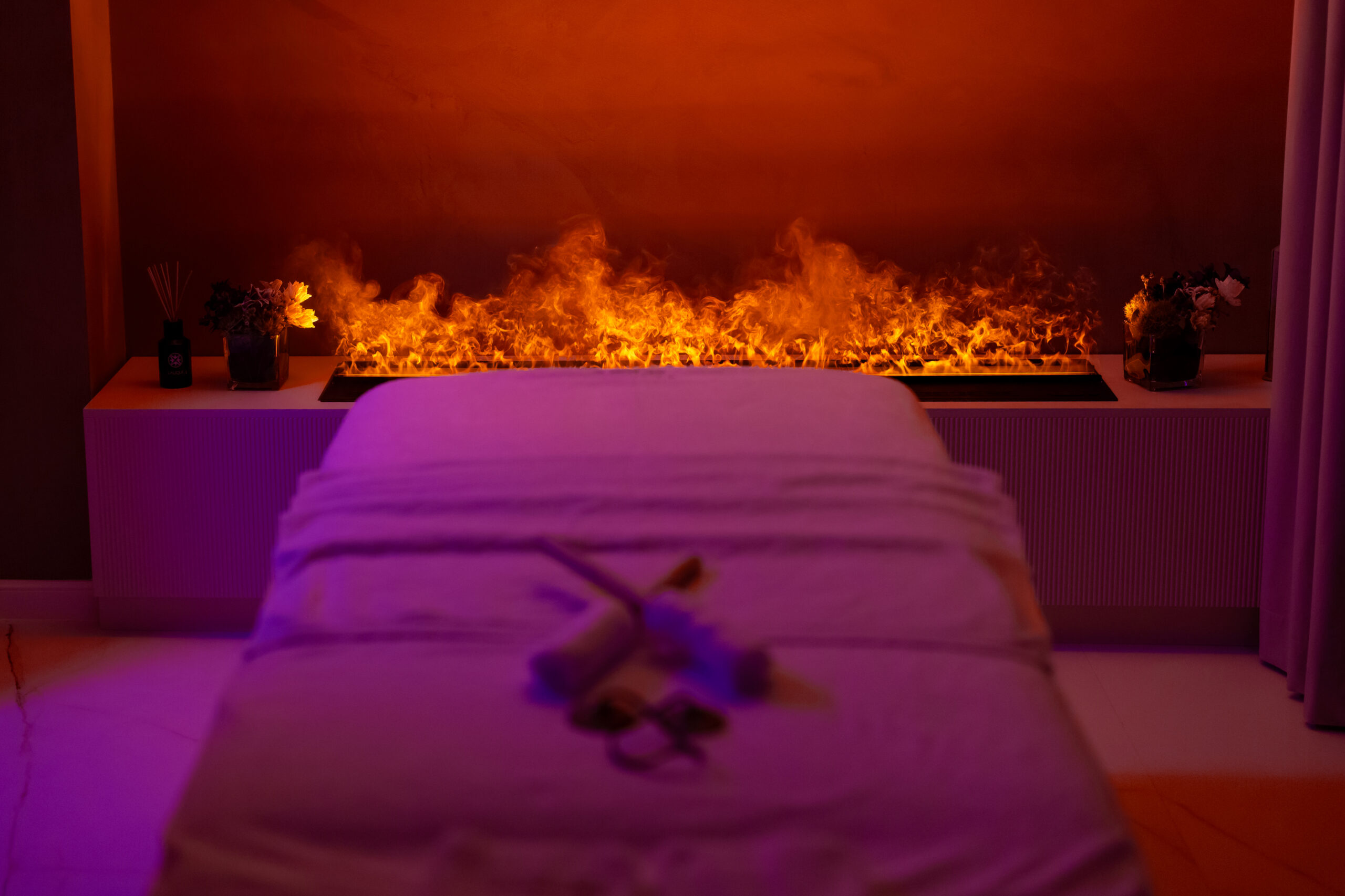 Pat de masaj în Camera de Foc la The Elements Luxury Boutique Spa, București