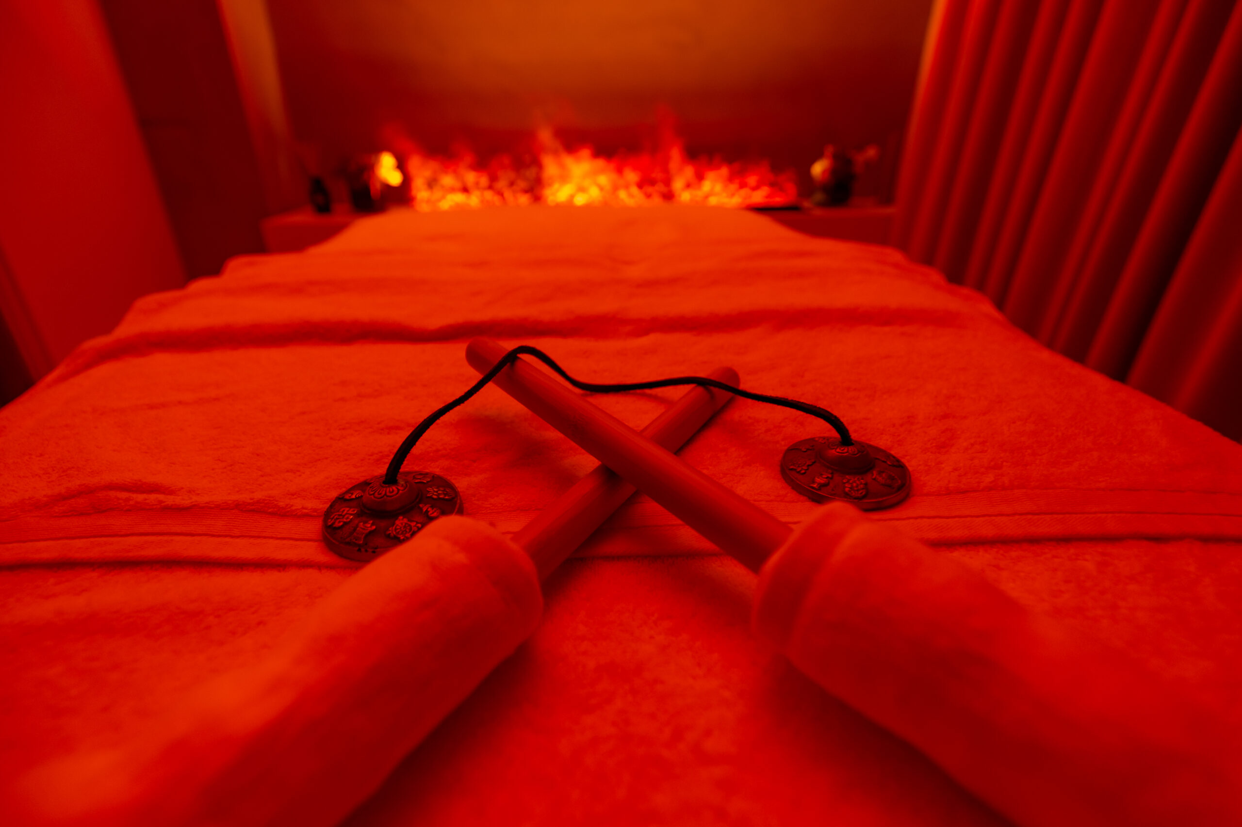 Pat de masaj în Camera de Foc la The Elements Luxury Boutique Spa, București
