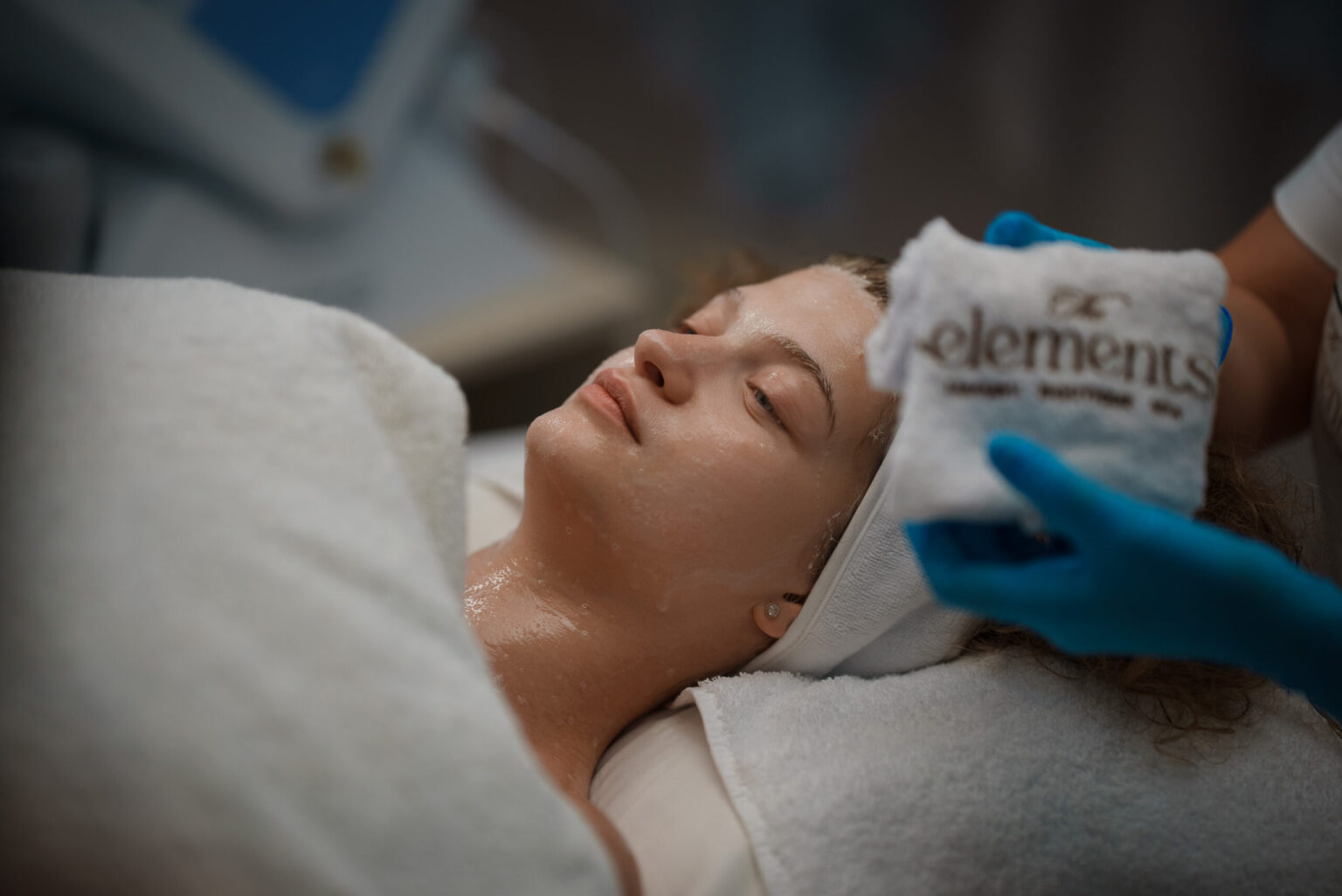 Tratament facial la The Elements Luxury Boutique Spa, București — finalul unui protocol Valmont