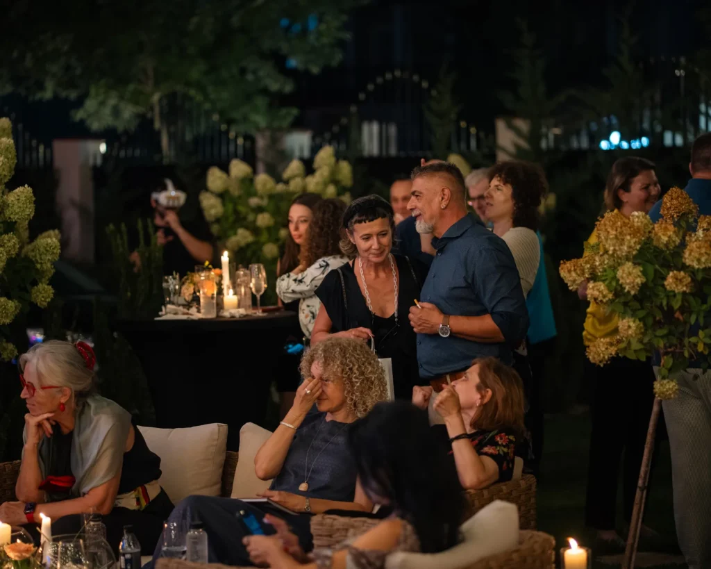 Participanți în lobby, la lumina lumânărilor